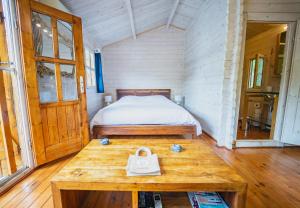 SablonsDahu Wake Park, proche Saint Emilion的一间带床和木桌的小卧室