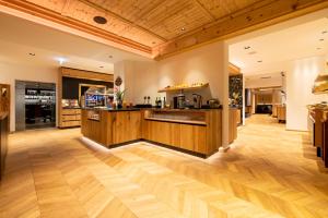 海因岑贝格Ferienhotel Jörglerhof的铺有木地板的厨房和台面