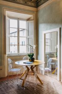 比萨Palazzo Feroci - Residenza d'epoca的一间带桌椅的用餐室