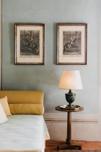 比萨Palazzo Feroci - Residenza d'epoca的一间卧室配有一张床和一张带台灯的桌子