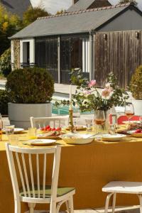 滨海圣布里阿克Le Nessay的餐桌,带食物盘和酒杯
