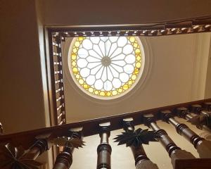 布莱尔高里Heathpark House的天花板上设有圆形窗户的镜子