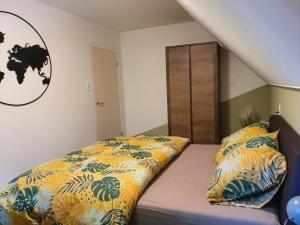 旧蒂尔瑙特De Gorzen的一间卧室配有一张黄色和蓝色床单的床