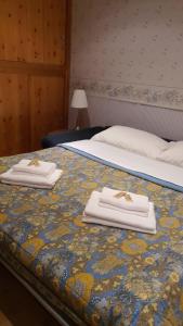 罗卡拉索Casa Vacanza Roccaraso的两张床,床顶上配有毛巾