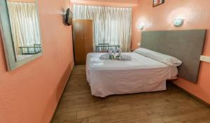 穆尔西亚Hotel Universal Murcia的一间卧室配有一张床,上面有两条毛巾