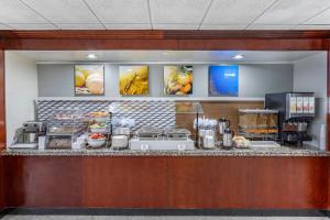 帕拉默斯Comfort Inn Paramus - Hackensack的一间早餐柜台,在酒店内房间提供食物