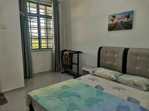 哥打巴鲁Homestay Pasir Tumboh Kota Bharu的一间卧室设有一张床和一个窗口