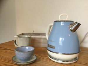 卡尔姆特豪特't Greefsch Geluck的茶壶和茶几上的两个杯子