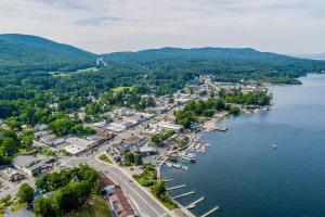 乔治湖The Inn of Lake George的水体旁城镇的空中景观