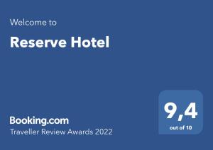 苏鲁宾Reserve Hotel的蓝色长方形,上面写着预订酒店的话