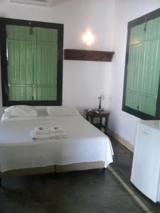 戈亚斯Pousada do Ipe的一间卧室配有一张床,上面有两条毛巾