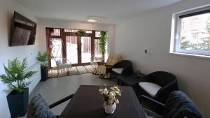 锡纳亚Marble Villa: Luxury estate - central but intimate的客厅配有桌椅和窗户。