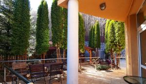 锡纳亚Marble Villa: Luxury estate - central but intimate的庭院里种有树木和长凳,还有一个喷泉