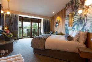 格拉森韦博特酒店的酒店客房设有一张大床和一个阳台。