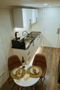 第比利斯Luxury Duplex Suites - City Center的厨房里配有一张桌子,上面放着两盘食物