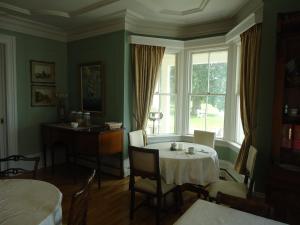 米拉米契总督府酒店的一间带桌子和窗户的用餐室