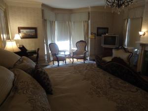 米拉米契总督府酒店的客厅配有沙发、椅子和电视