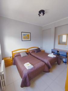 蓬费拉达Hostal Monteclaro的一间卧室,配有两张床