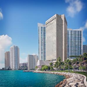 迈阿密迈阿密洲际酒店的城市天际线,高楼高楼,水体高