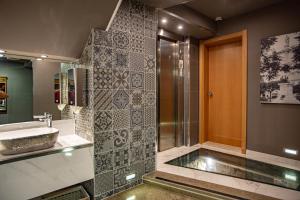 塞图巴尔博卡泽酒店的一间带水槽和淋浴的浴室