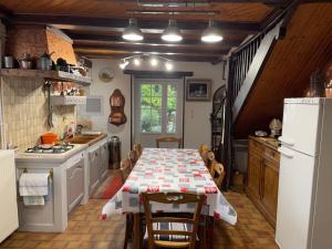 CerclesGite paisible a la Roche的厨房配有桌子和桌布