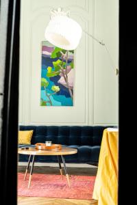 勒芒Le Henri IV的客厅配有蓝色的沙发和茶几