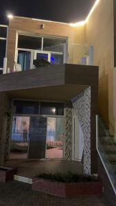 欧普尔شاليه جزيره السعاده的享有房屋正面景致,设有门廊