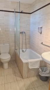 塔拉戈纳宇宙塔拉戈纳酒店的带浴缸、卫生间和盥洗盆的浴室
