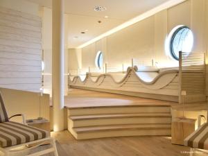汉堡左伦斯比克尔法豪斯酒店的一个带楼梯和一排镜子的沙龙