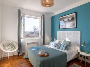 盖塔里Apartment Errepira by Interhome的一间卧室配有一张蓝色墙壁的床