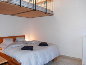 MagadinoApartment Cavriana by Interhome的一间卧室,配有一张带两个袋子的床