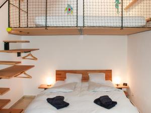 MagadinoApartment Cavriana by Interhome的一间卧室配有一张床,上面有两条毛巾
