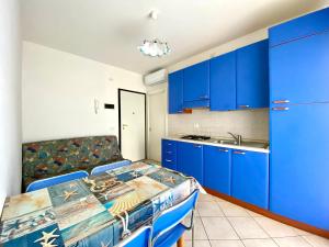 利尼亚诺萨比亚多罗里亚托公寓的蓝色的厨房,配有蓝色的橱柜和水槽