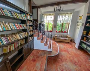 萨拉他蒙蒂鲁卡萨促特酒店的书架和楼梯的房间