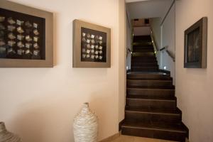 塞图巴尔波卡基酒店的墙上的走廊上设有楼梯和花瓶