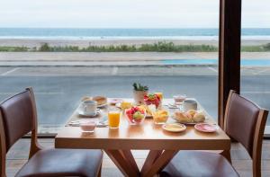 拉塞雷纳坎帕纳里奥德尔马酒店的一张带早餐食品的桌子,享有海景