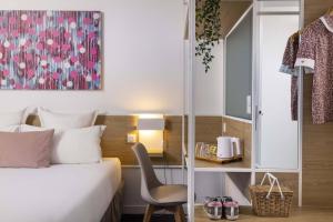 巴黎巴黎路易·勃朗站酒店的配有一张床和一把椅子的酒店客房