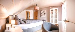 蒂克海姆hirsch in pink - wohnen wie zuhause的一间小卧室,配有一张床和一把椅子