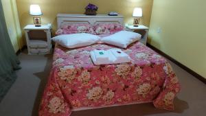 特雷索波利斯Suíte com vista da Serra的卧室配有粉红色的床和2个枕头