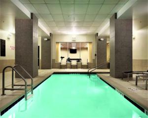 德梅因梅因市中心凯悦嘉轩酒店的大楼内的一个蓝色海水游泳池