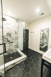 查尔斯顿Guesthouse Charleston EAST 46 F的带淋浴和玻璃淋浴间的浴室