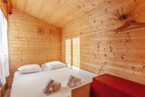 卡布尔Calm chalet close to Cabourg center - Welkeys的卧室配有一张白色的木墙床