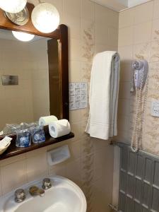 圣卡洛斯-德巴里洛切Hotel Concorde的一间带水槽和镜子的浴室