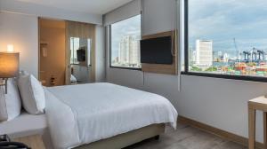 卡塔赫纳Holiday Inn Express Cartagena Manga, an IHG Hotel的酒店客房设有一张床和一个大窗户