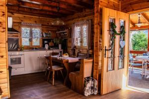 KuželjPetit chalet Belosevic的小木屋内的厨房和用餐室