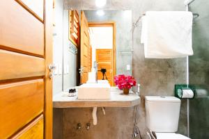 杰里科科拉UNKUÉ POUSADA FLATS的一间带水槽、卫生间和镜子的浴室