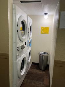 俾斯麦俾斯麦速8酒店的走廊上设有两台洗衣机