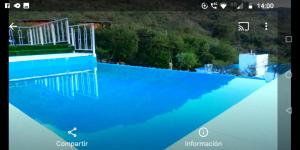 科尔多瓦Cabañas Lo Soñado en Comuna San Roque a minutos de Carlos Paz的一张蓝色海水游泳池的照片