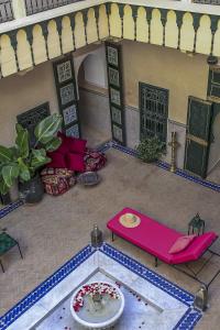 马拉喀什Riad Dar Habiba by Garden Wonders的客厅配有粉红色的沙发和桌子