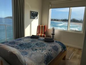 QueenscliffManly Waterfront Beach Stay的一间卧室配有一张床,享有海景